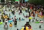 Tempat Wisata Pantai Ancol Penuh Wisatawan