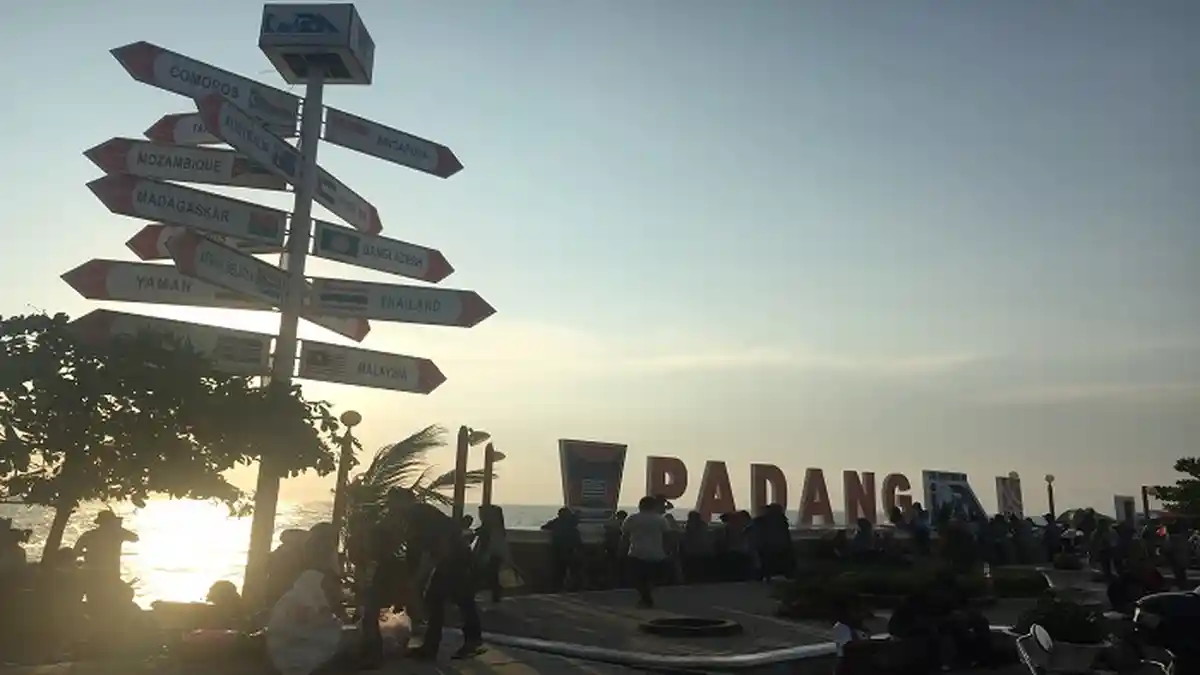 Berwisata Sore Hari di Pantai Padang, Tersedia Es Kelapa Muda Hingga Langkitang