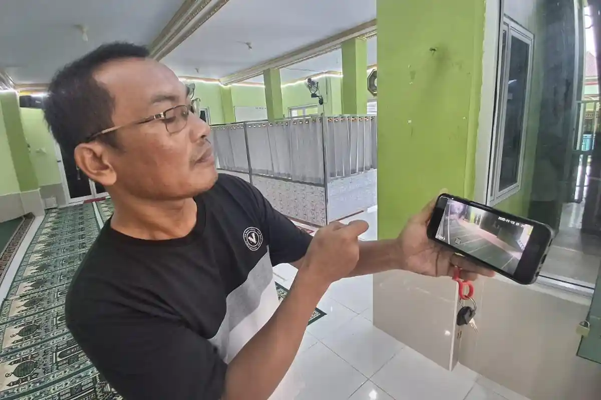 Pelaku Pencurian Uang di Kotak Amal Terekam CCTV Masjid Miftahul Jannah Tarakan, Ambil Pakai Lidi