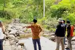 Bupati-Manggarai-tinjau-jembatan-yang-rusak.jpg