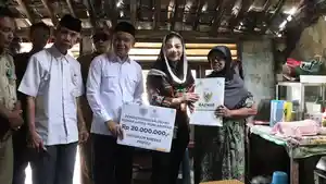 20260505_Bupati-Brebes-Paramitha-Widya-Kusuma-beri-bantuan-RTLH_1.jpg