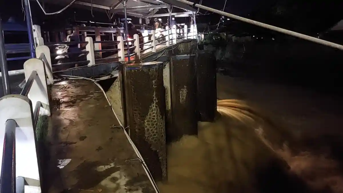 Update Bendung Katulampa Setelah Puncak Bogor Diguyur Hujan, Warna Air Ciliwung Berubah
