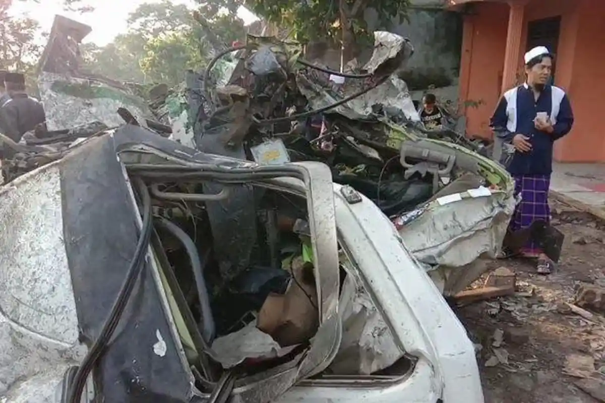 Kecelakaan Maut Truk di Cianjur: Sopir Terbaring Usai Asap Tebal Hilang, 4 Tewas, Ini Dugaannya