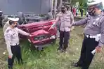 polisi-menunjukan-mobil-yang-ringsek.jpg
