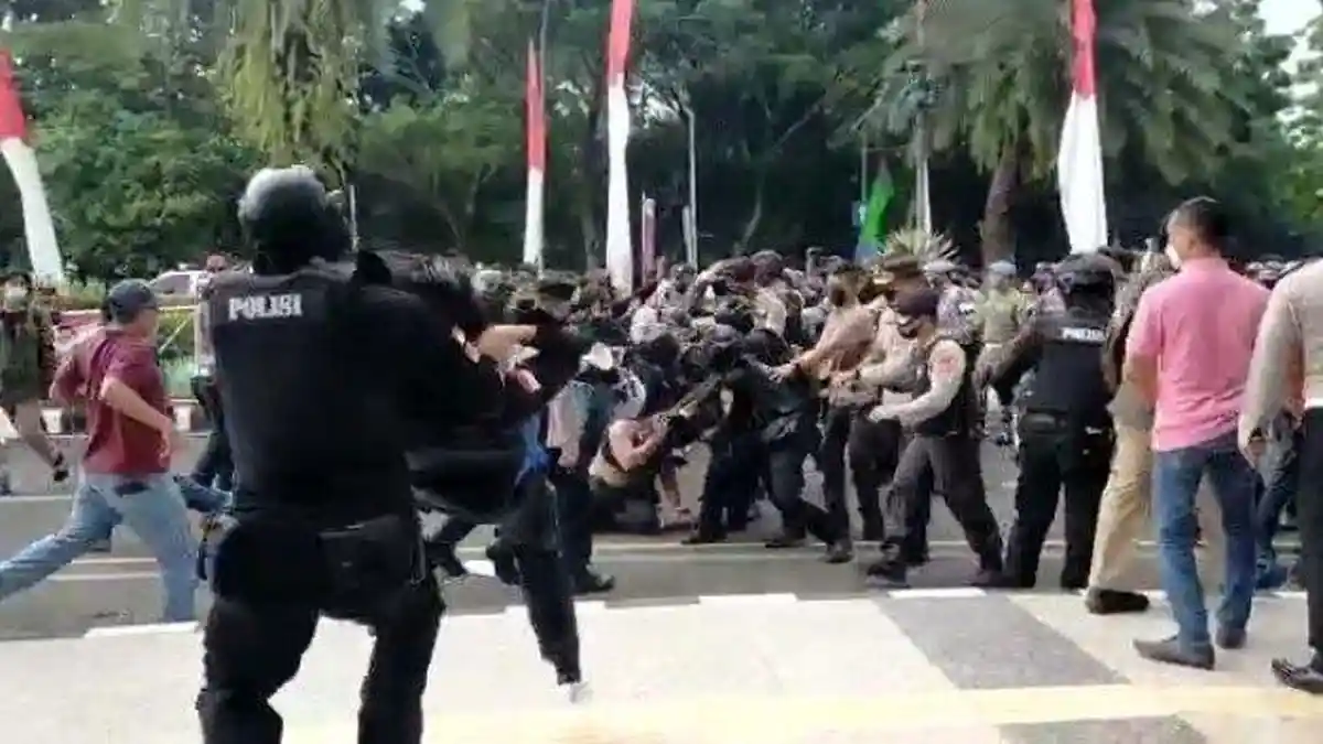 Kondisi Mahasiswa yang Dibanting Oknum Polisi Memburuk, Pundak dan Leher Tak Bisa Digerakkan