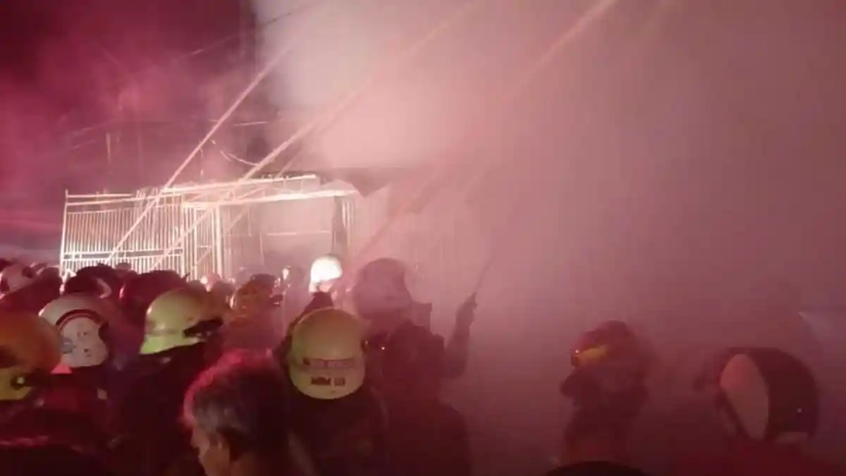 Mobil Tabrak Ruko Sampai Meledak, 7 Orang Tewas Terbakar