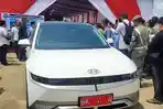 Wali-Kota-Medan-Bobby-Nasution-saat-menyetir-sendiri-mobil-listrik-Senin-2252023.jpg
