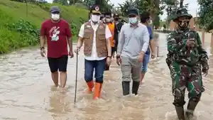 plt-bupati-kudus-hm-hartopomeninjau-lokasi-banjir-di-dukuh-goleng.jpg