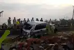 Potret-sebuah-minibus-berwarna-silver-yang-tertabrak-kereta-api-Bangunkarta.jpg