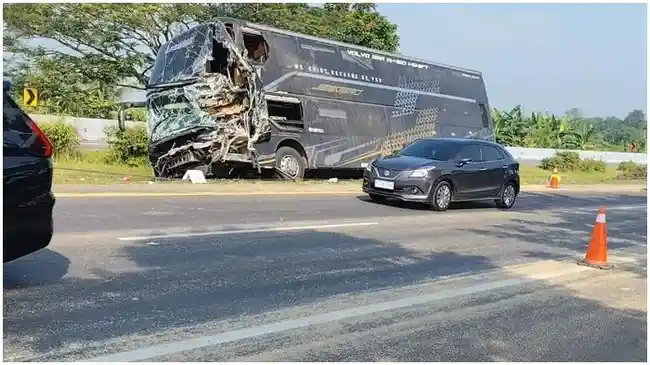 bus-yang-terlibat-kecelakaan-dengan-truk-pengangkut-pakan-di-KM-182-Tol-Cipali.jpg