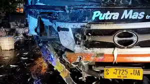 Sopir-Bus-Putra-Mas-Tabrak-2-Pikap.jpg
