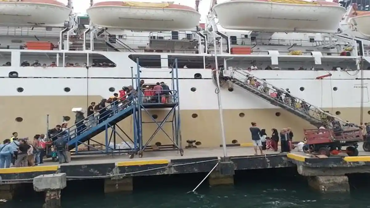 Akibat Cuaca Buruk, KM Bukit Raya Molor 12 Jam Tiba di Pelabuhan Tarempa Anambas