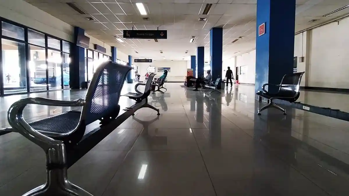 Terapkan Jaga Jarak, Kursi Tunggu Penumpang Terminal Tirtonadi Solo Dilepas