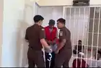 Terdakwa-kasus-pembunuhan-karyawati-koperasi-Risman-saat-dibawa-menuju-ruang-sidang.jpg