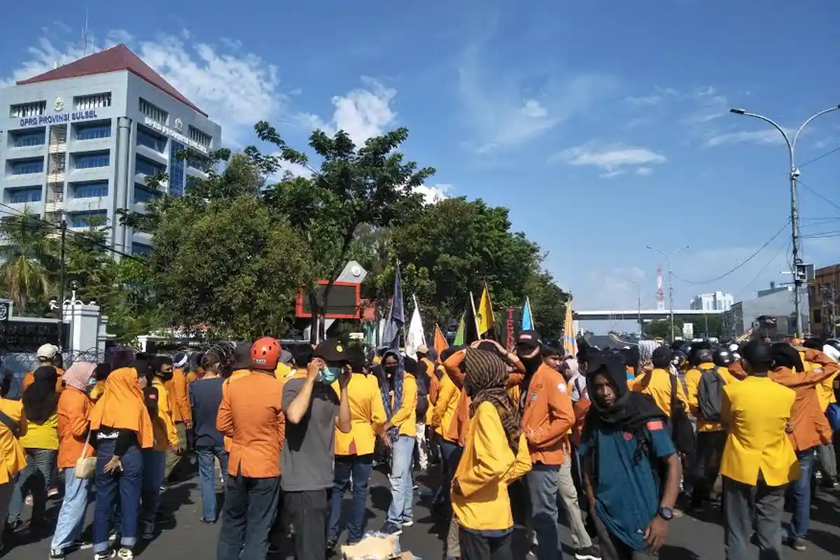 Hindari Jl Urip Sumoharjo Makassar, Pengunjuk Rasa Tutup Satu Jalur Depan DPRD Sulsel