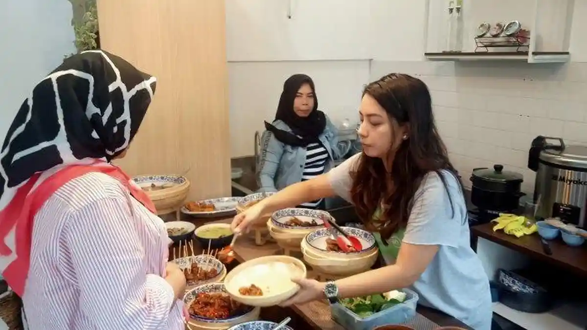 Liburan ke Bandung, Yuk Berburu Kuliner Khas Sunda di Warung Ayakan
