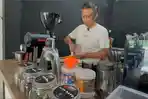 Urip-Widodo-saat-membuat-kopi-Vietkong-menu-favorit-di-kedai-Demit-Senin-30122024.jpg