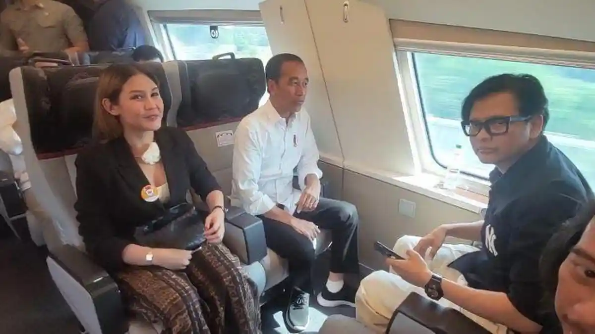 Rombongan Presiden Jokowi Tiba di Stasiun Hub KCJB Padalarang