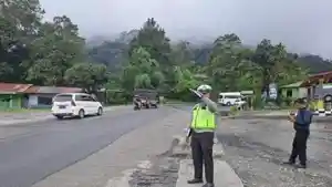 Petugas-tampak-mengatur-arus-lalulintas-di-jalur-wisata-Medan-Berastagi.jpg