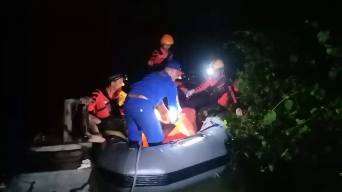 Hendak Cari Ikan, Nelayan di Gresik Malah Lihat Sesuatu yang Mengapung di Sungai, Endingnya Gempar