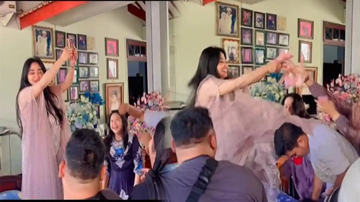Dewi Perssik Bagikan Uang THR Ratusan Ribu Disawer ke Udara, Sebut Tradisi Keluarga Saat Lebaran