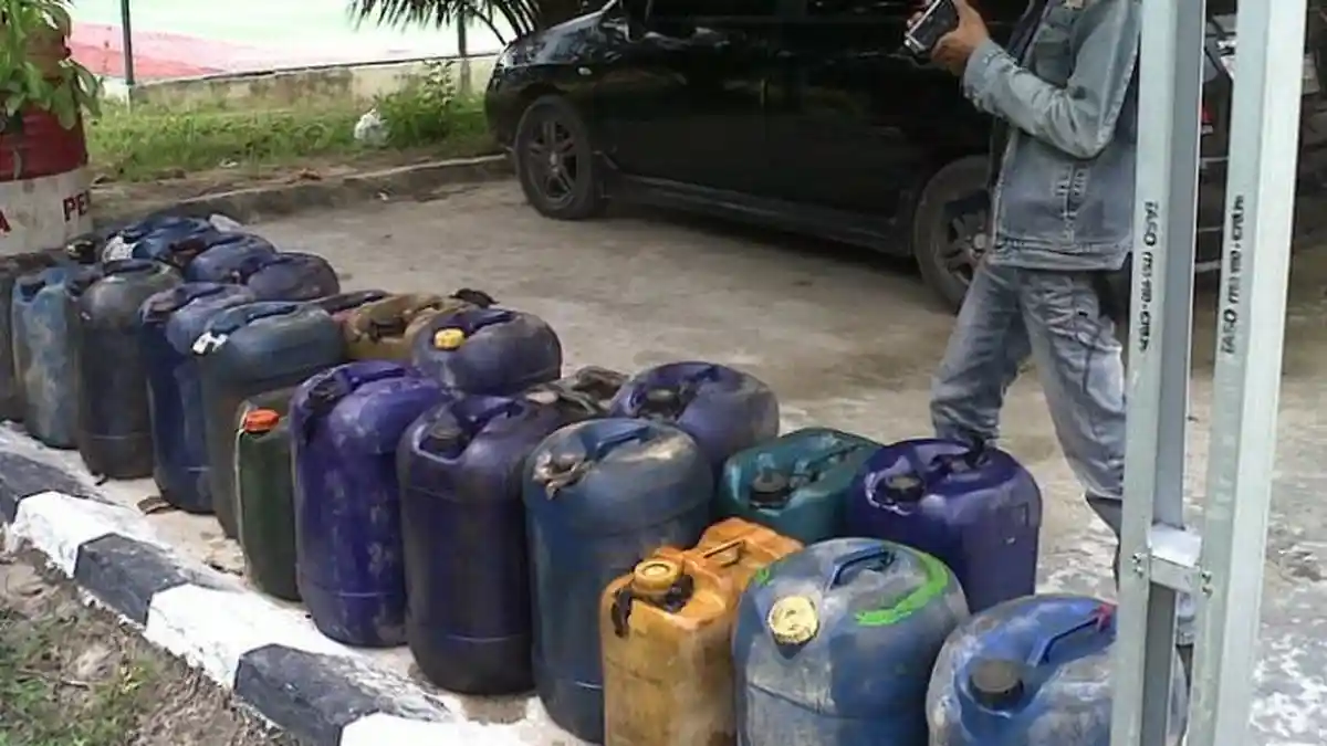 Polres OI Tangkap Sopir Tangki BBM yang Jual Solar di Luar