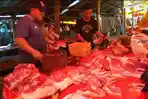 Penjual-daging-babi-di-Pasar-Langowan-Minahasahfghfghfgh.jpg