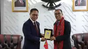 Duta-Besar-Timor-Leste-Roberto-Sarmento-de-Oliveira-Soares-dan-Mendiktisaintek-Brian-Yuliarto.jpg