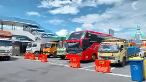 RAMAI-Arus-kendaraan-di-Pelabuhan-Ketapang.jpg