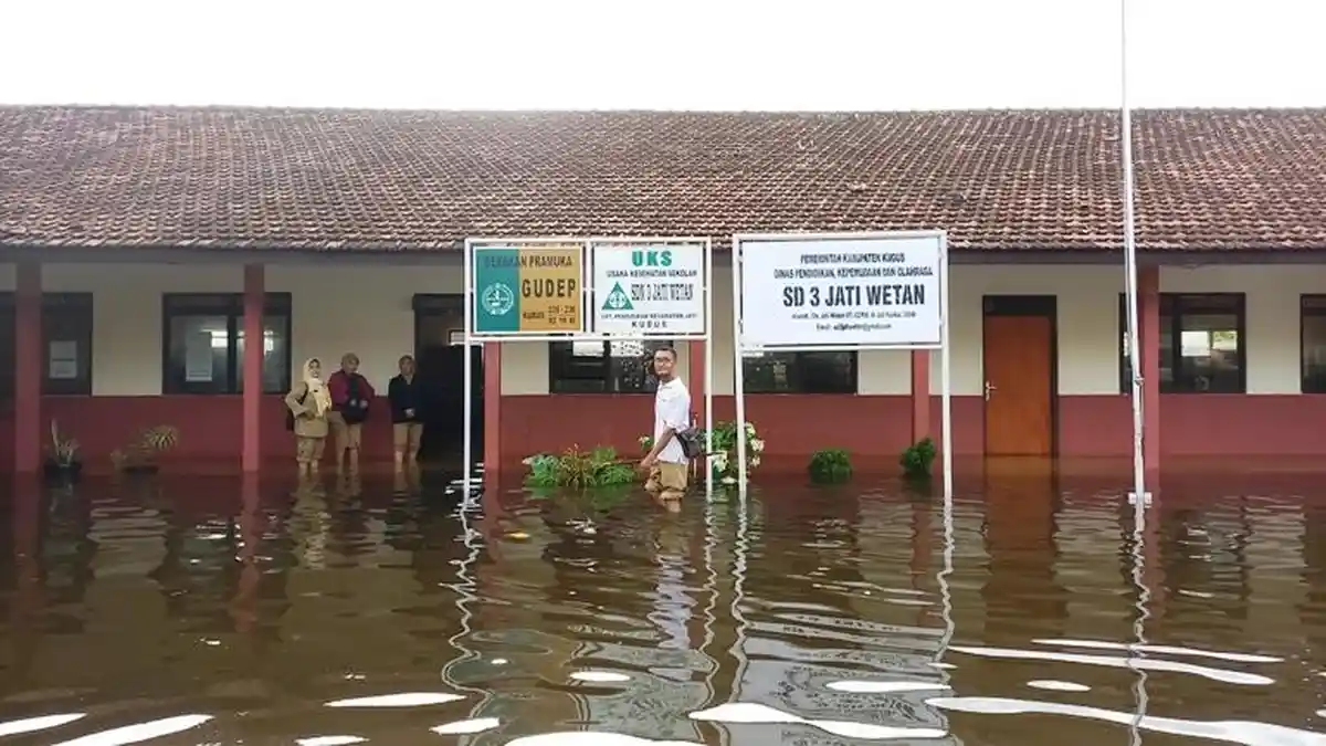 Banjir Menggenangi SD di Jati Wetan Kudus, Anak-anak Belajar secara Daring