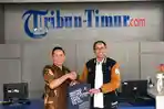 Direktur-UT-Makassar-Drs-Hasanuddin-MSi-bersalaman.jpg