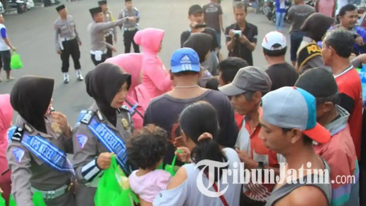 Polres Blitar Kota Bagi-bagi Ratusan Bingkisan Takjil ke Tukang Becak dan Masyarakat