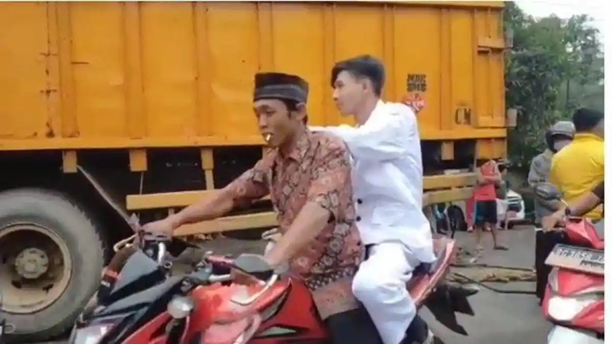 Terjebak Macet, Pengantin Pria Naik Ojek ke Calon Istri Untuk Akad Nikah
