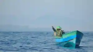 Enam-nelayan-terombang-ambing-di-lautan.jpg
