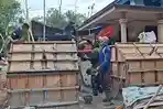 Putus Diterjang Banjir,  Jembatan Gantung Datar Mangkung Desa Tumingki HSS  Kini Dibangun TNI