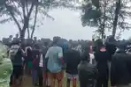Saat-prosesi-ritual-adat-penutupan-pencarian-bagi-korban-yang-tenggelam-di-Pantai-Abudenok.jpg
