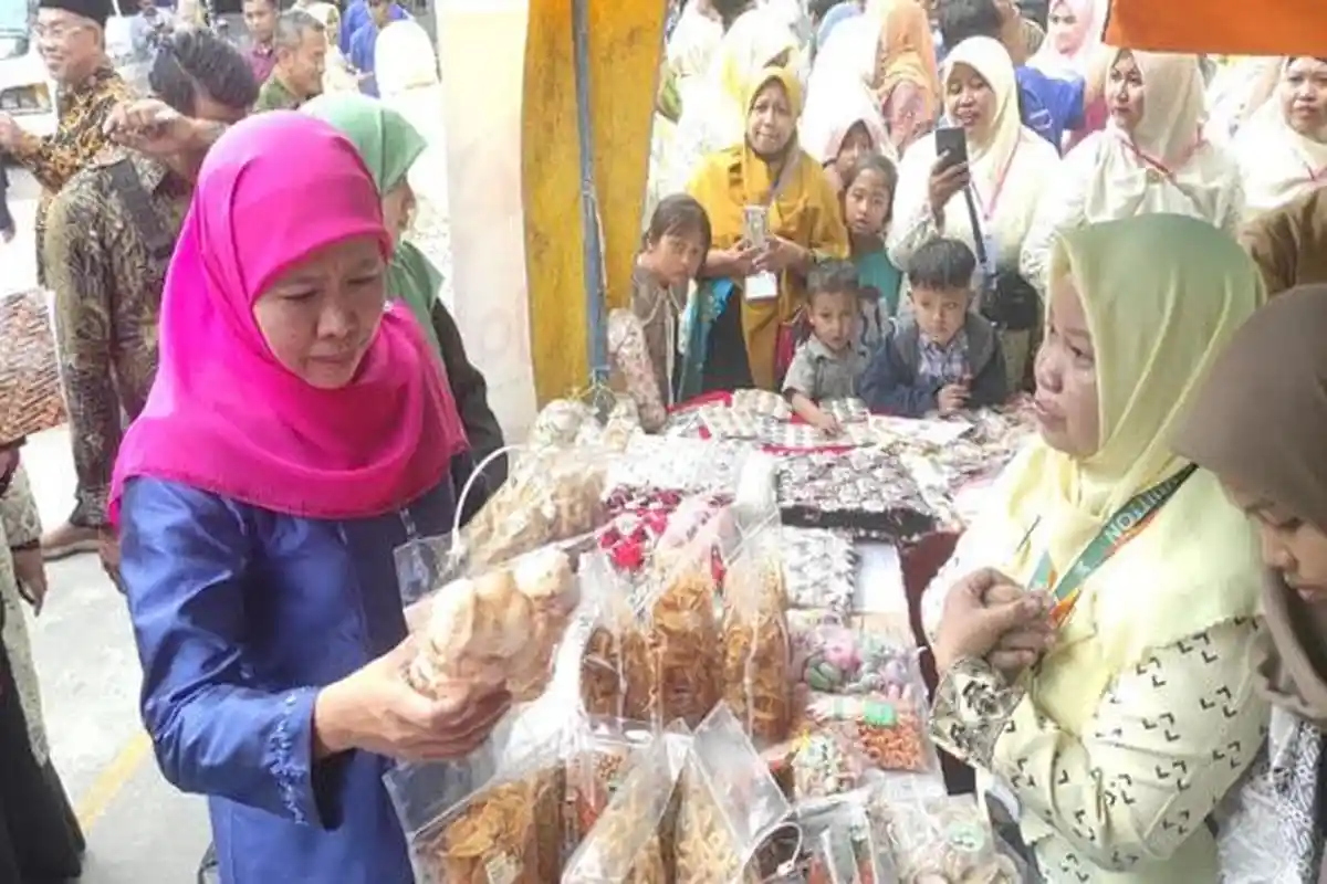 Buka Muswil XII Nasyiatul Aisyiyah, Gubernur Jatim Khofifah Borong Dagangan UMKM