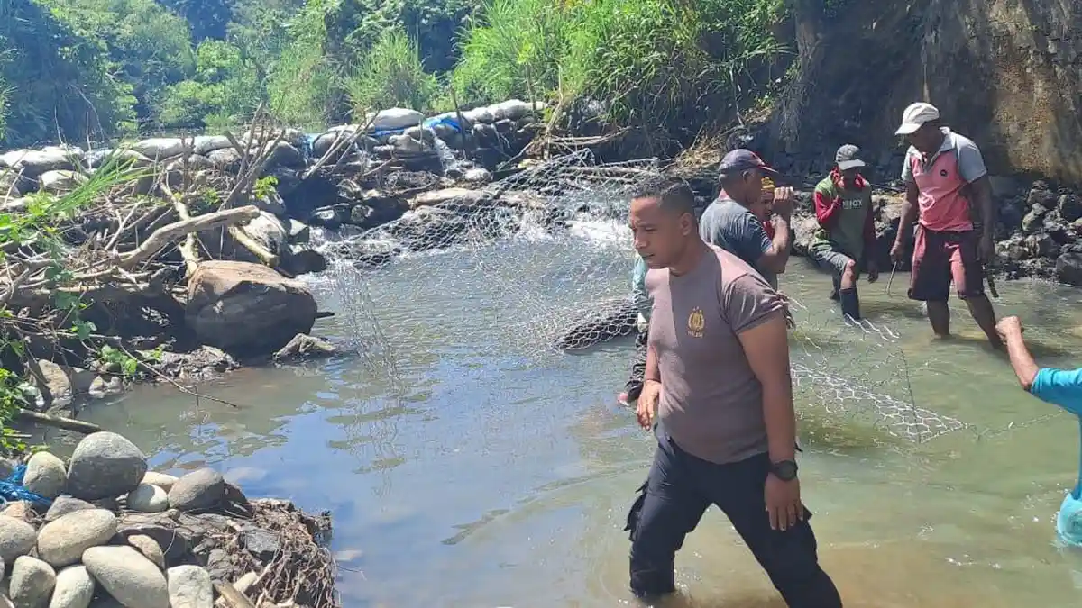 Personel TNI-Polri dan Masyarakat Perbaiki Saluran Bendungan Wae Sesap ...