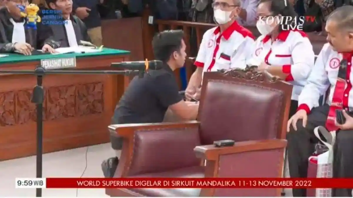 Bharada E Bersimpuh di Depan Ayah dan Ibu Brigadir J Lalu Cium Tangan, Akhirnya Minta Maaf Langsung