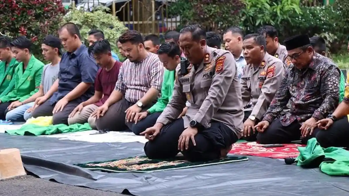 Adem! Kapolres Imami Massa Demo Tolak Kenaikan BBM Saat Shalat Zuhur di Halaman Balai Kota Langsa
