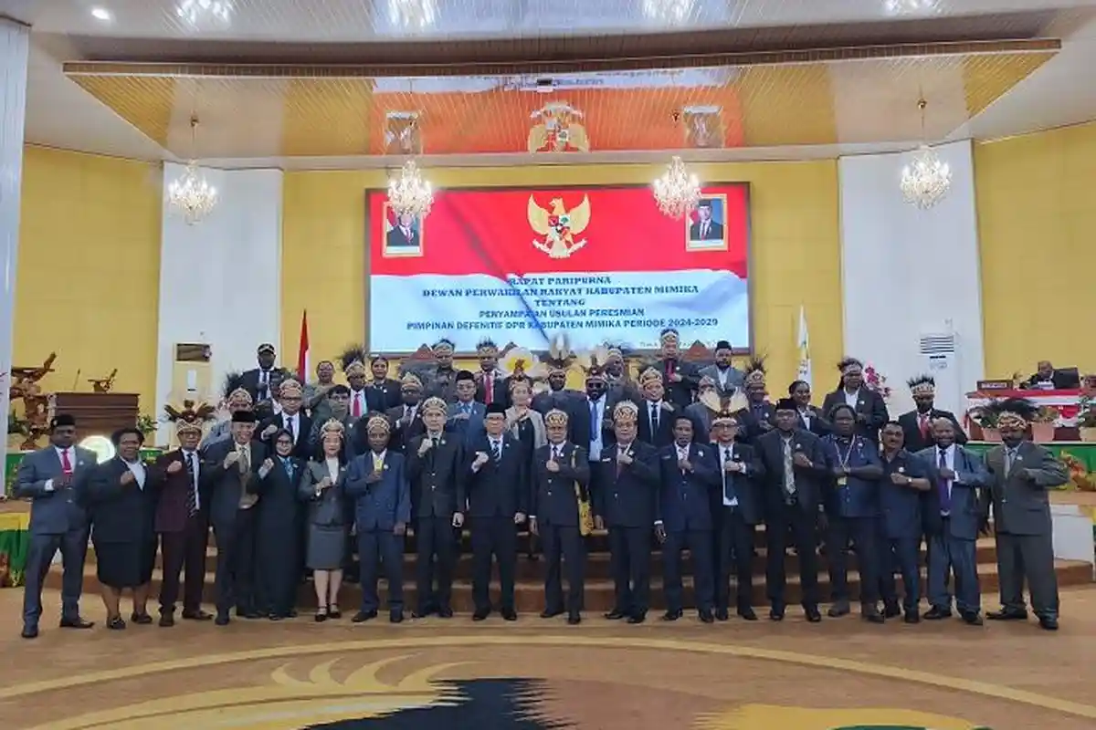 Sentuhan Budaya di Parlemen Mimika: Mahkota dan Noken Wajib dalam Sidang Dewan