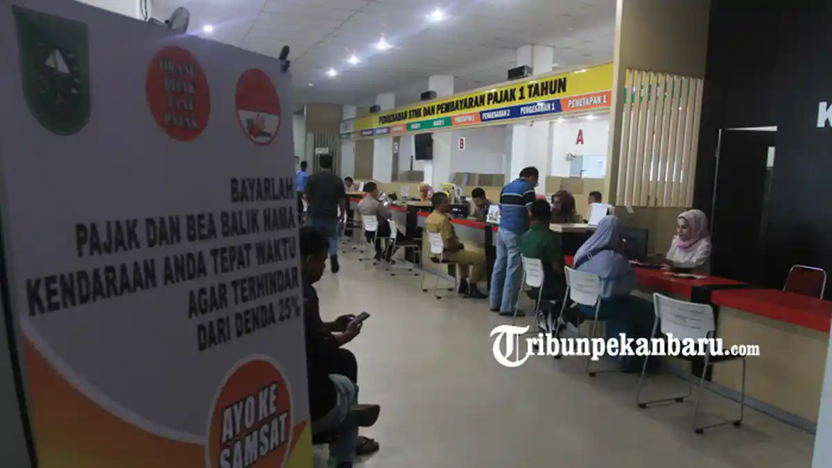 FOTO: Warga Masih Ramai Datangi Samsat di Pekanbaru Manfaatkan Program Pemutihan Denda Pajak - foto_warga_masih_ramai_datangi_samsat_di_pekanbaru_manfaatkan_program_pemutihan_denda_pajak_2.jpg