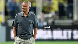 Pelatih-Fenerbahce-asal-Portugal-Jose-Mourinho-berdiri-di-lapangan.jpg
