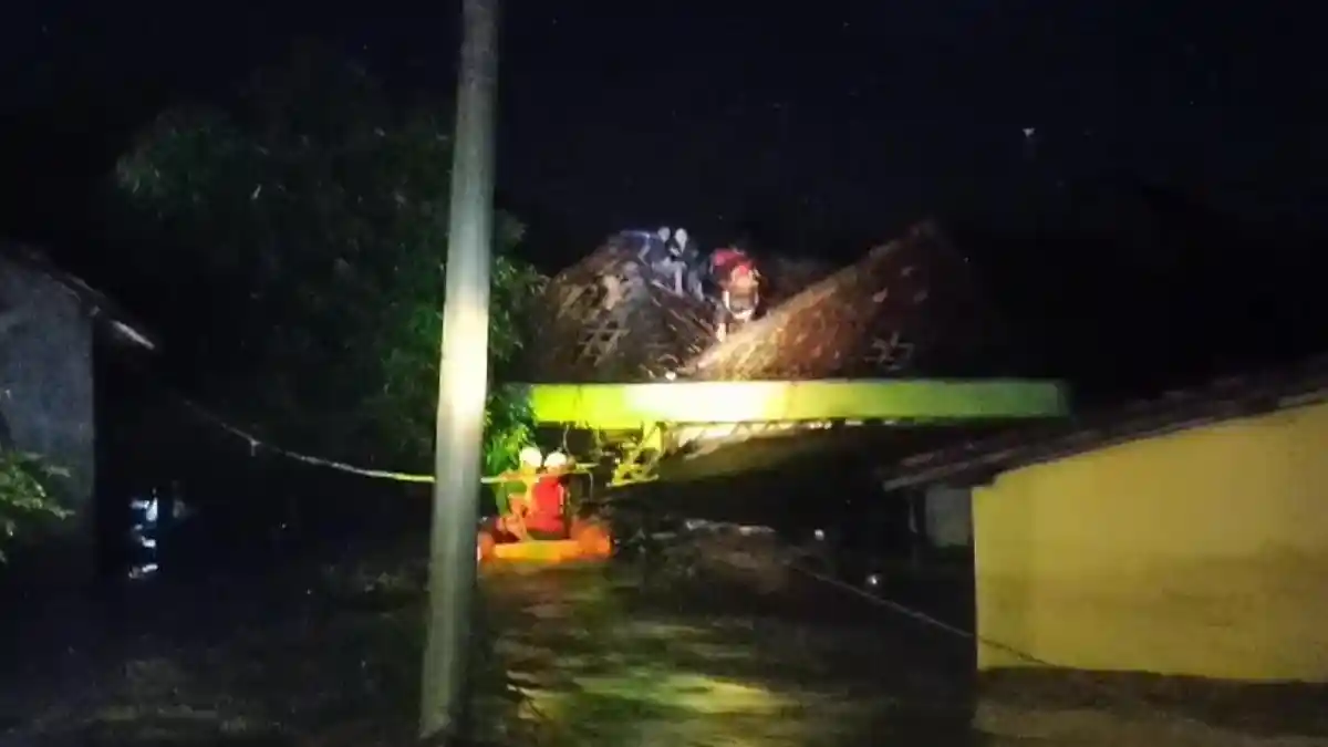 BREAKING NEWS: Tanggul Kali Bodri Kendal Jebol, Tinggi Banjir 2 Meter, Warga Naik di Atap Rumah
