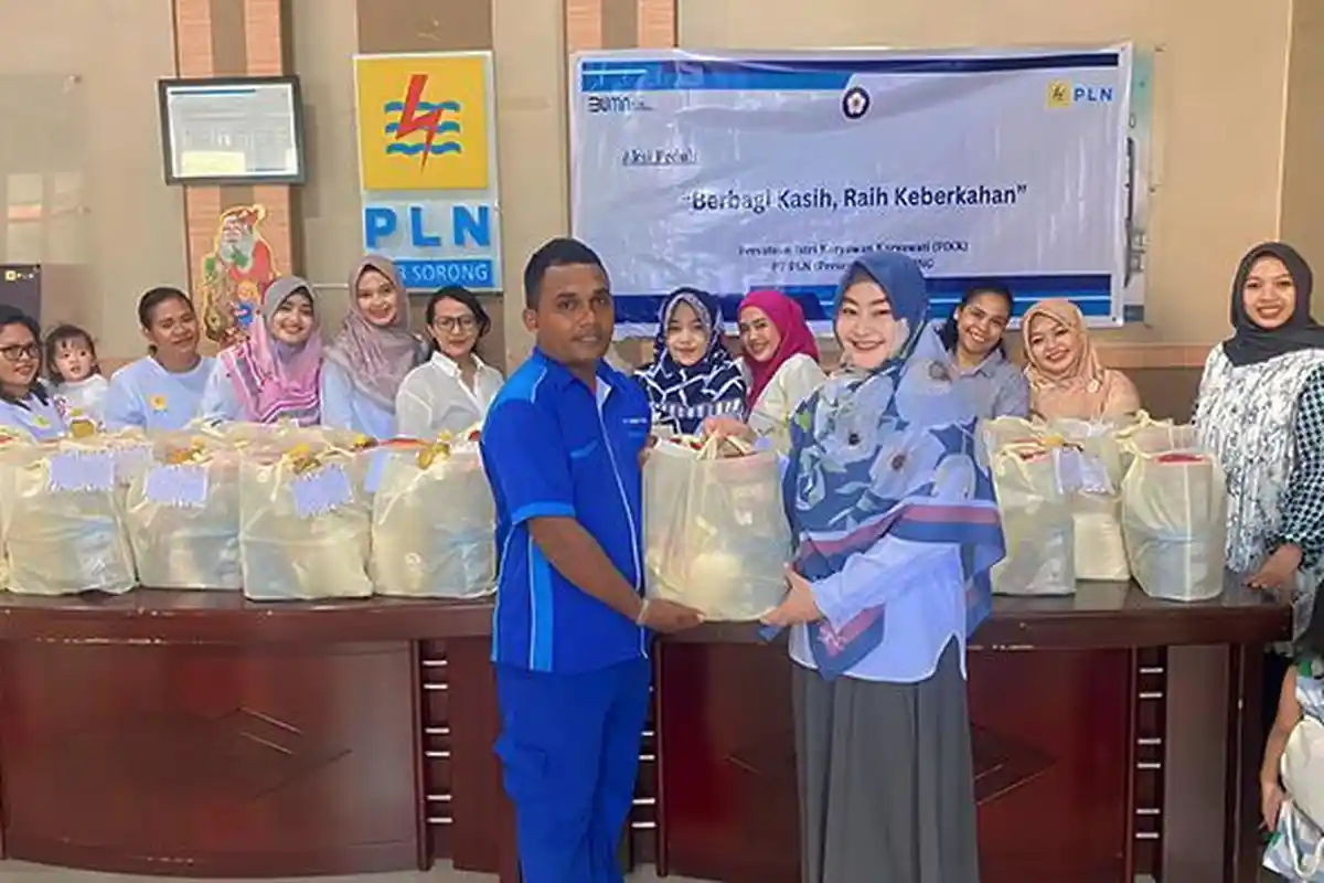 PIKK PLN UP3 Sorong Berbagi Bingkisan Natal Kepada Para Tenaga Alih Daya
