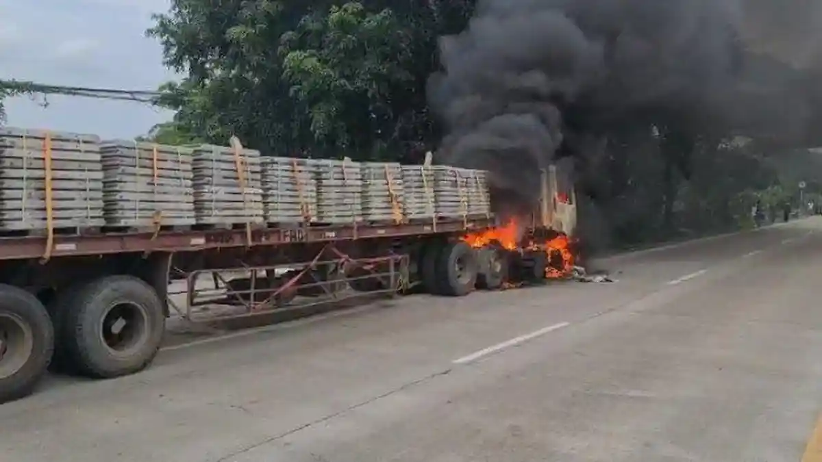 Truk Tronton Bernomor Polisi Jawa Tengah yang Mengangkut Panel Beton Terbakar di Indramayu