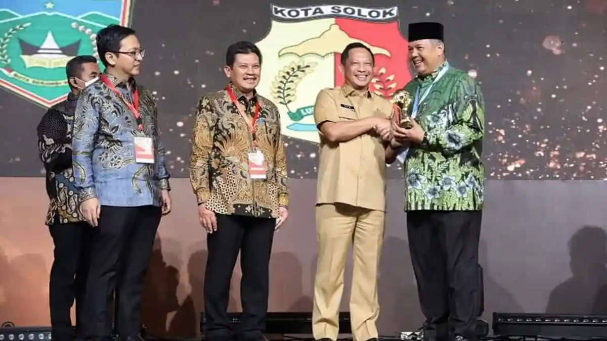 Kota Solok Raih UHC Award, Wako: Seluruh Warga Sudah Terdaftar Program JKN