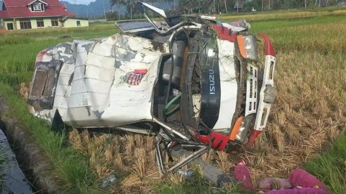 1 Penumpang Tewas Dalam Kecelakaan Bus AKDP Terguling ke Sawah di Kabupaten Agam