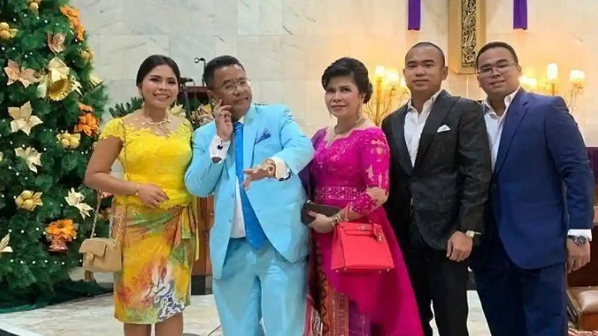 Dijuluki Wanita Tersabar, Begini Potret Mudanya Istri Hotman Paris yang Cantik Natural