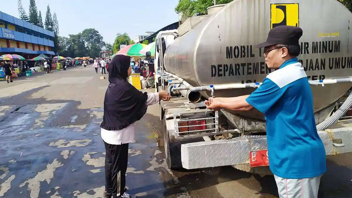 Mobil Tangki Air Stanby di GOR Satria Purwokerto, Bisa Dimanfaatkan Warga Cuci Tangan